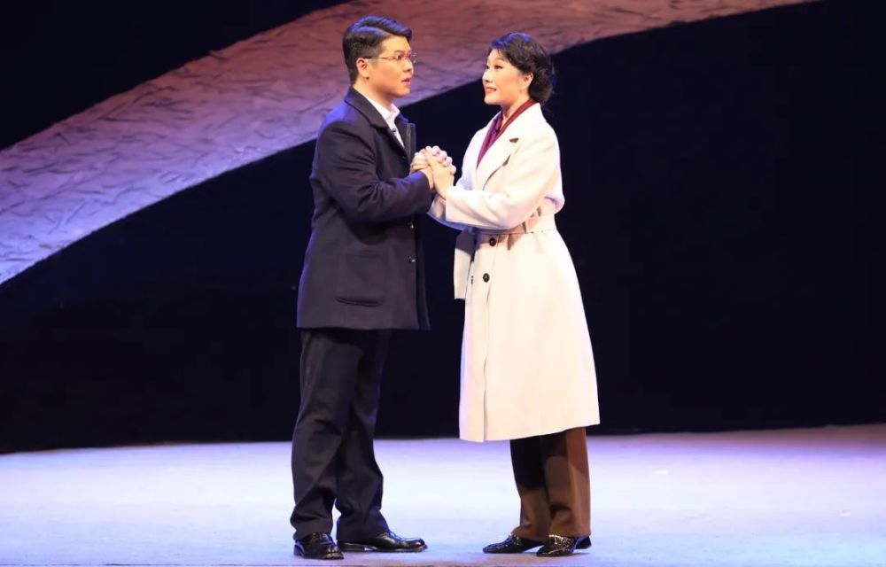 剧中,丁憬与妻子相聚在四师可克达拉市.