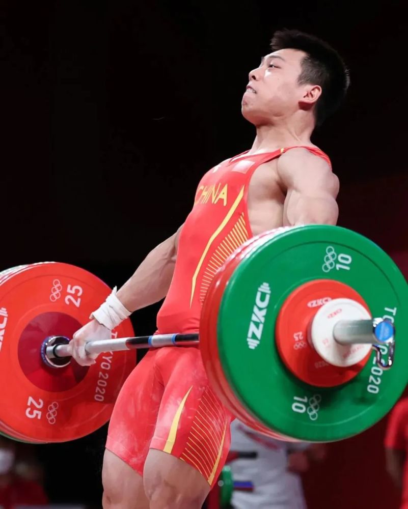 中国选手谌利军在东京奥运会男子举重67公斤级项目中夺得金牌.