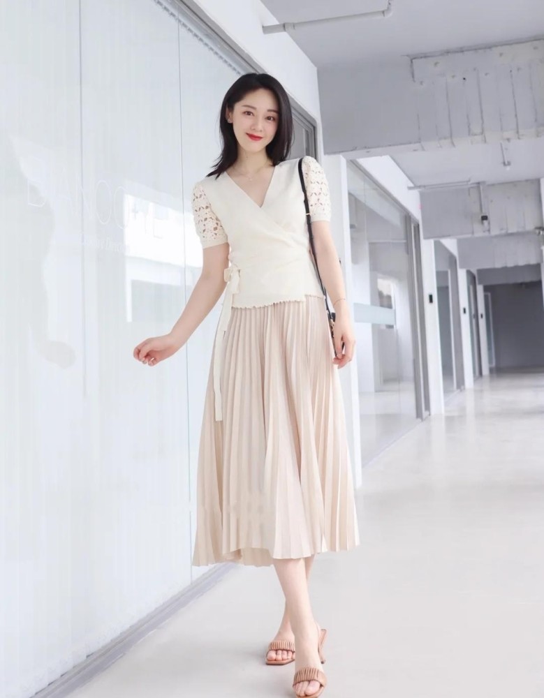 夏天的半身裙穿搭,想要知性和优雅,教你这样穿时髦又有女人味