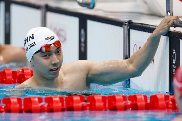 闫子贝展现实力成功证明自我 英国选手夺冠疯狂庆祝