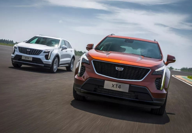 山东“硬核”前女友，开凯迪拉克跟车5公里，拉横幅：新郎我爱过