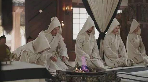 就是根据死者家属地位不同来穿戴,每一种丧服都有着特定的服丧规定