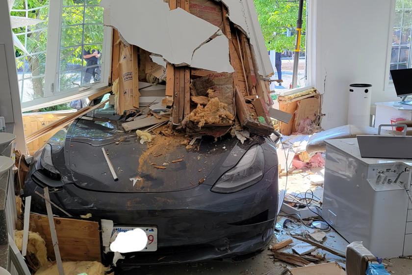 又是搞错踏板？特斯拉撞入牙医诊所