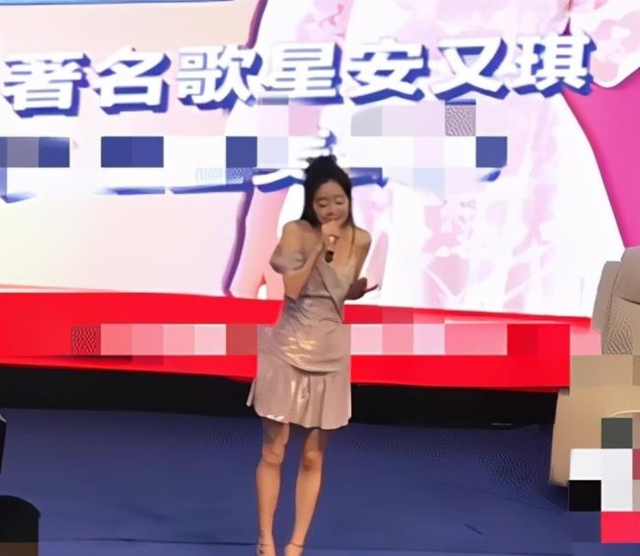 曾是最红的超女冠军，如今路边舞台卖力演唱，商场走穴冻到直哆嗦