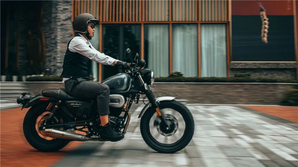 赛科龙ra2动态骑行测评年轻人的复古巡航