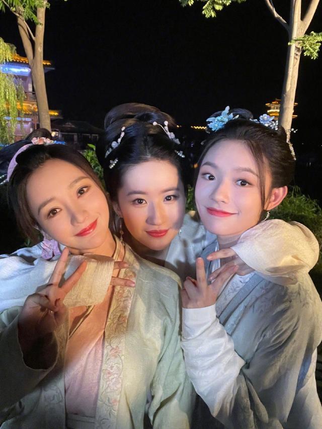 刘亦菲柳岩林允同框合照曝光三人身穿淡色古装长裙仙气十足