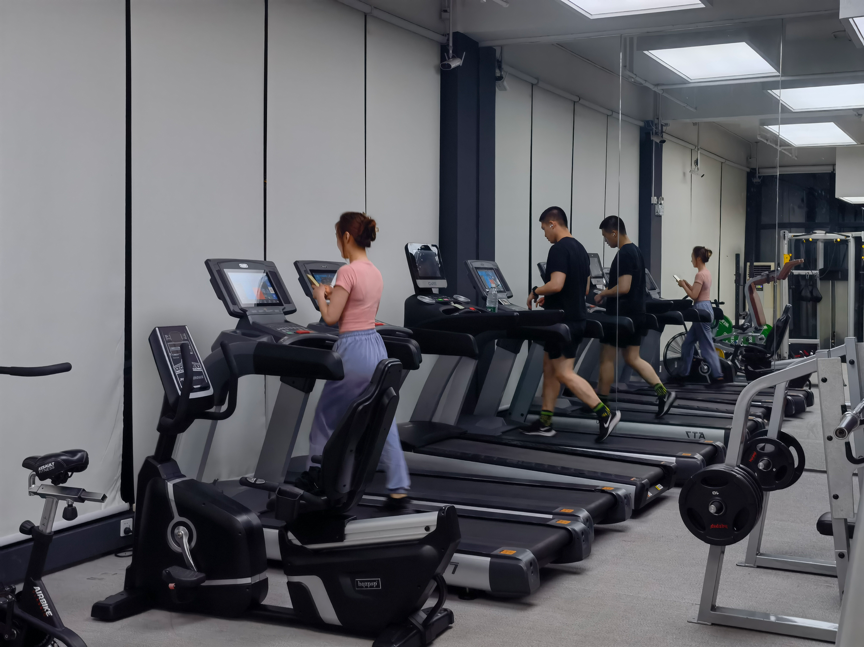 加班过后,还要跑到公司附近的24小时健身房里挥汗如雨……这样的场景