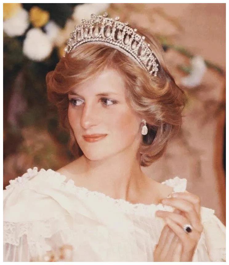 卡米拉戴着戴安娜的羽毛吊坠和珍珠泪王冠,招摇过市,好像胜利者_腾讯