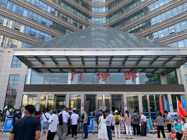 郑大一附院河医院区开诊为降温医护人员手动运送冰块除核磁共振外其余