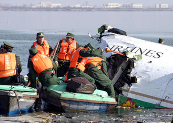 包頭空難現場照片:飛機掉湖裡,砸死冬泳者,美貌空姐遇難!