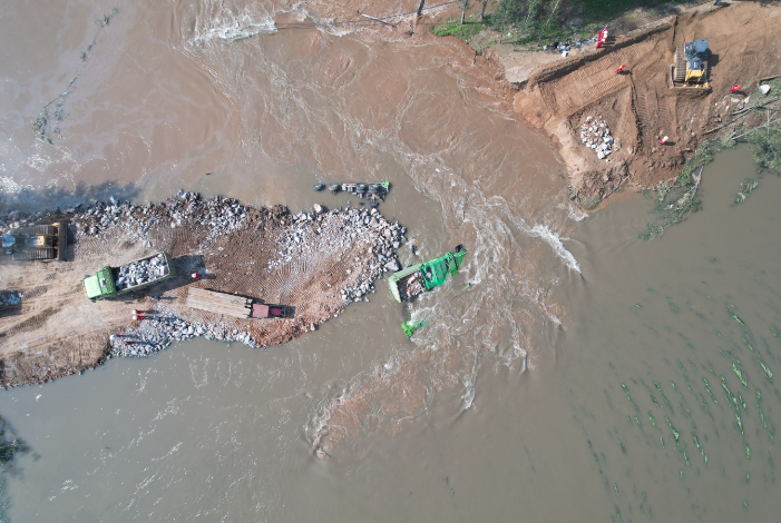 位于河南省卫河浚县新镇镇河段突发决口,导致附近多个村庄被淹,河堤顶
