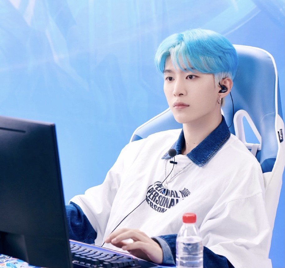 而且范丞丞今年才21岁,刚出道3年,就已经开始搞副业,当上了电竞俱乐部