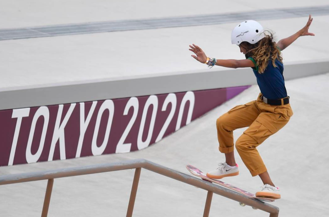 巴西选手蕾莎-李尔(rayssa leal)在比赛中.