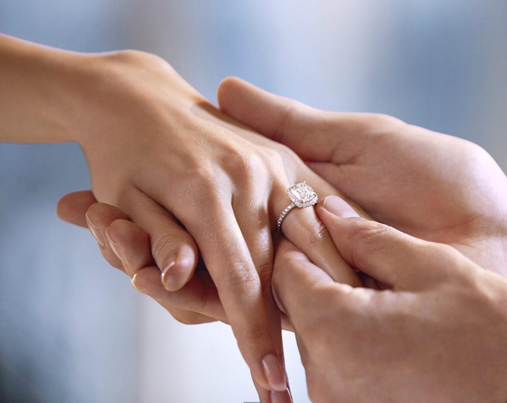 女人总说,戴钻戒的感觉真好_腾讯新闻