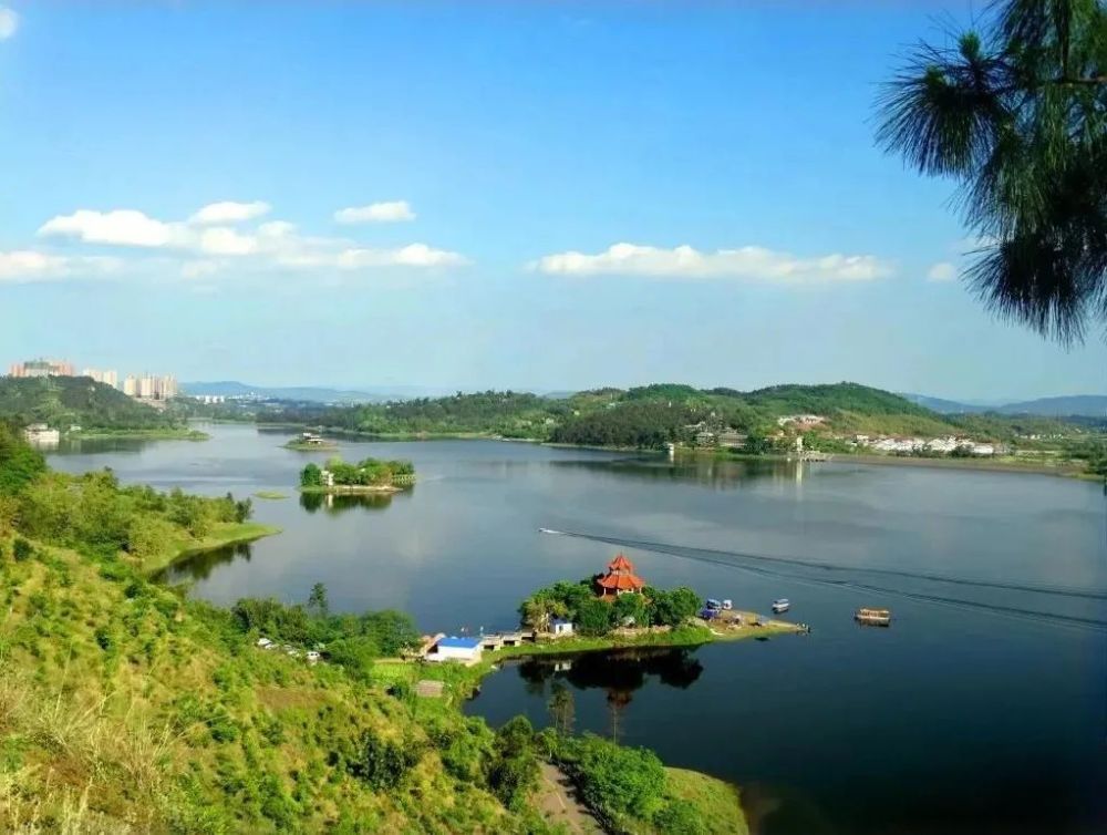 内江市,沱江穿城而过,千百年来养育了一代又一代内江人,留下了九曲