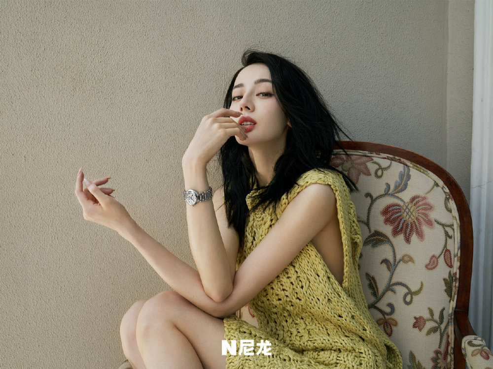 迪丽热巴拍夏日绿意大片，90后少女又改风格，竟与娜扎撞衫好尴尬