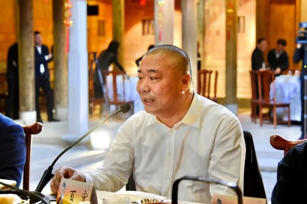 百宏实业的发展离不开背后的这位闽商,他叫施天佑,他在涤纶长丝行业有