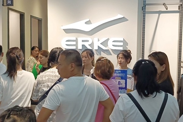 郑州鸿星尔克实体店顾客爆满:你挺河南,我们挺你!_腾讯新闻