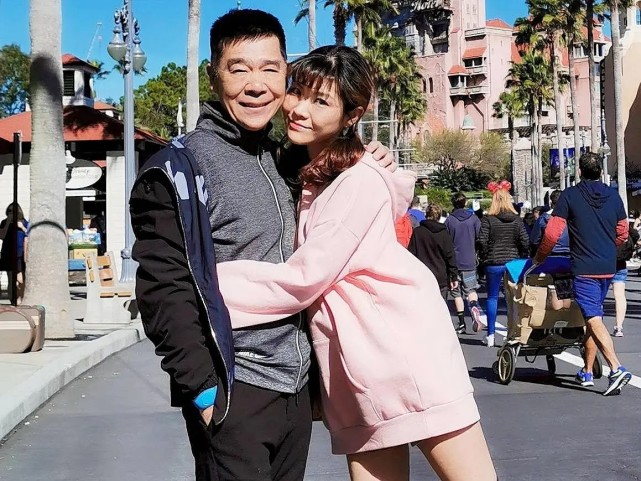 苏秋研和康祈祖饰演者徐若琪也成为好朋友,由于两人比较爱玩,性格也