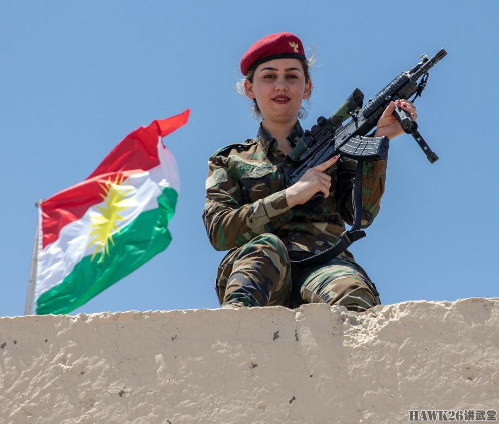 集腋成裘端着魔改56冲的库尔德女兵韩国坦克炮塔装遮阳伞