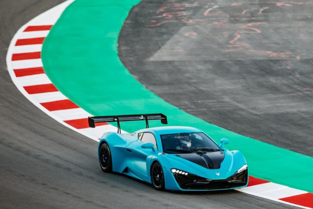 放心的新能源车怎么选，看完ARCFOX极狐“软、硬”件，真有“器质”！