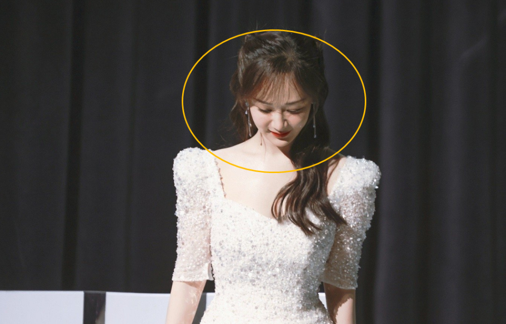 杨紫抛弃一字肩假发片痕迹明显塞下紧身裙的腰让人看愣