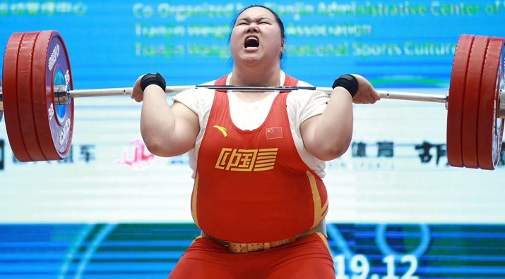 变性选手将参加女子87公斤级举重比赛,裤裆异常遭多人抗议,将与中国