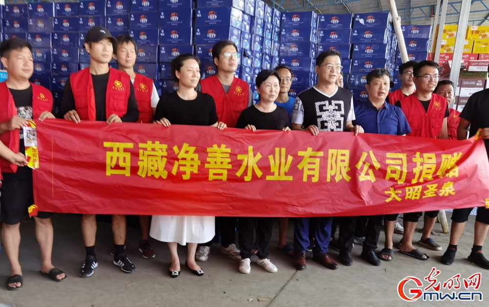 7月25日,援赠河南首批大召圣泉饮用矿泉水到达新乡志愿者正在卸车.