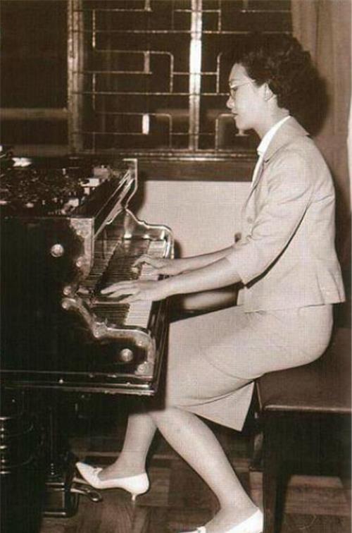 顾圣婴19岁获金奖30岁与母亲弟弟一同自尽葬礼上尸骨无存