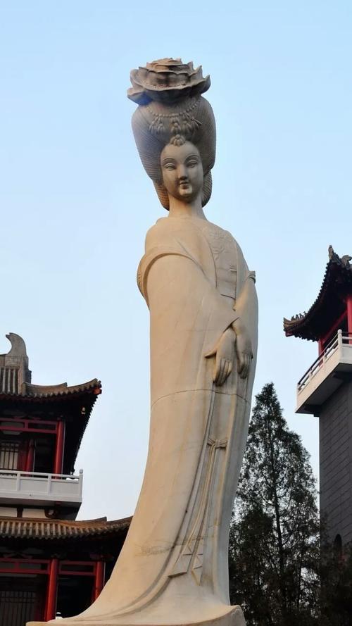 以其古冢留香,诗碑放彩的独特魅力而驰名海内外,杨贵妃墓