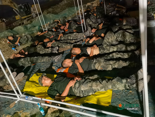 共产主义渠决口合龙作业持续到深夜,武警官兵和衣而卧夜宿大堤