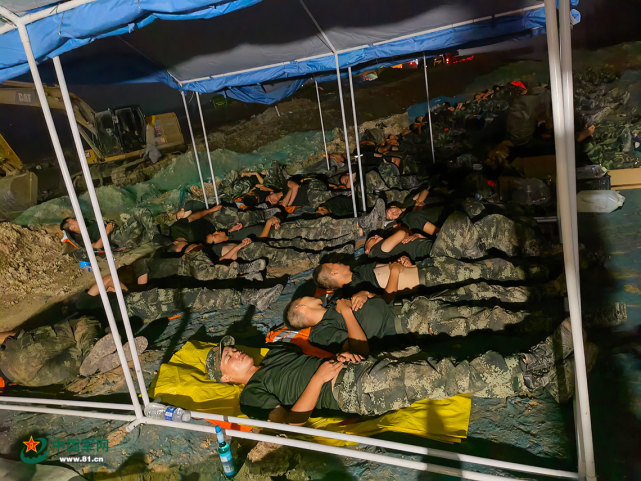 共产主义渠决口合龙作业持续到深夜,武警官兵和衣而卧夜宿大堤