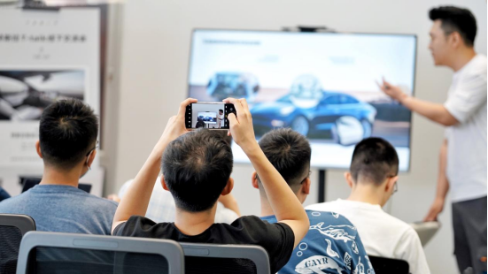 从Autopilot到FSD，特斯拉自动驾驶如何进化？