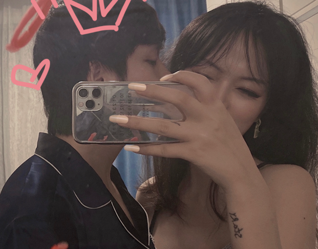 输比赛后心态低落厂长女友晒吻图秀恩爱眼神深情心情不错