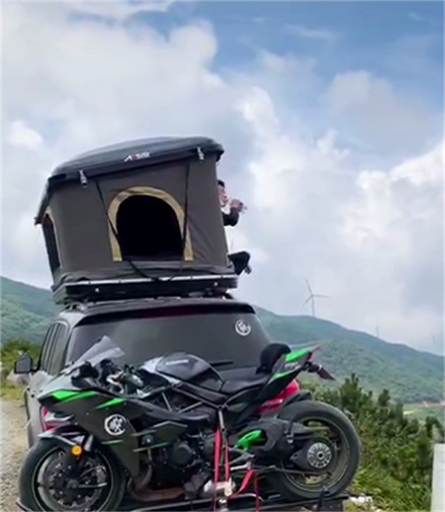 座驾102万奔驰gls,车尾配36万川崎h2