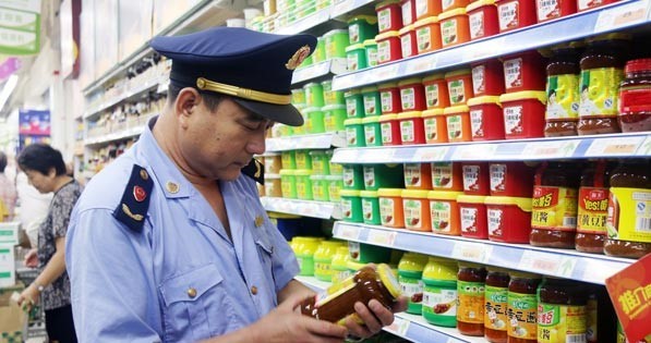 销售已过保质期的食品,构成经营者"明知"