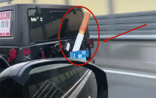 改装全地形轮胎的Jeep牧马人，车尾还配一根“大香烟”，回头率极高
