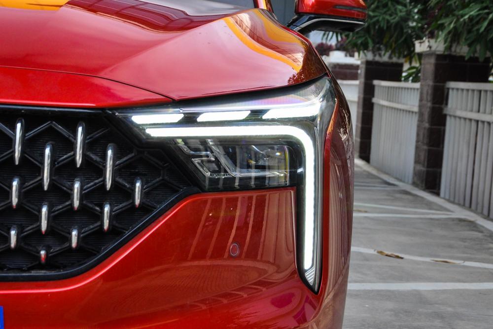 车长4810带双屏互动，标配LED大灯＋定速巡航，油耗不高，奔腾B70