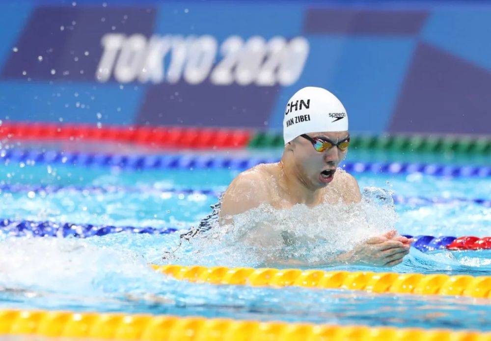 摄 决赛前,闫子贝的父母在接受采访时向儿子隔空喊话:把金牌和女朋友