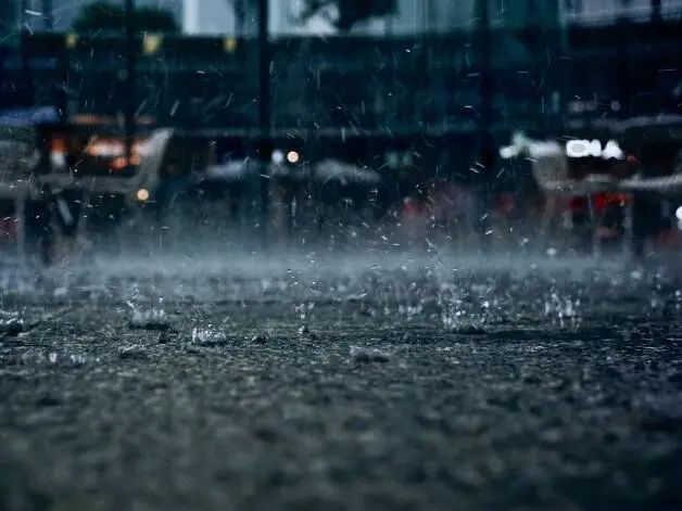 剛剛暴雨橙色預警天津大雨馬上到貨颱風煙花二次登陸多趟列車停運天津