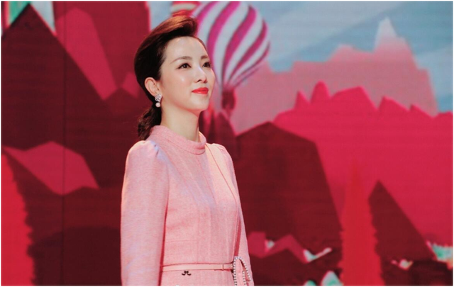 美女主持李思思为奥运加油,妆容精致皮肤细腻,网友:白到反光