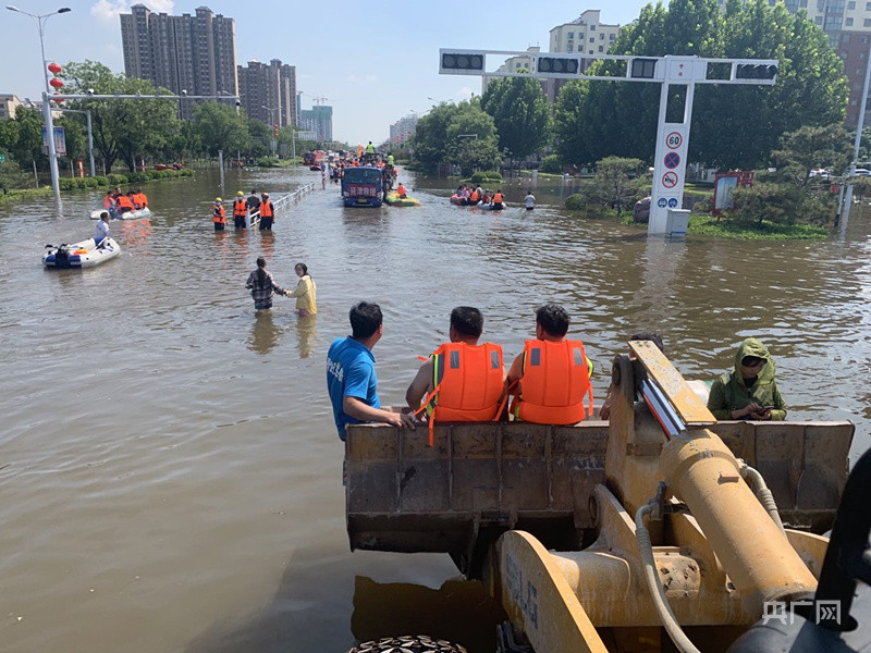 新乡卫辉受灾严重各地志愿者帮助转移被困群众
