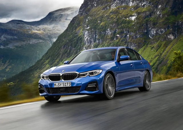 新款宝马3系新车曝光！换装7系大灯＋悬浮曲面仪表盘，竞争全新C级