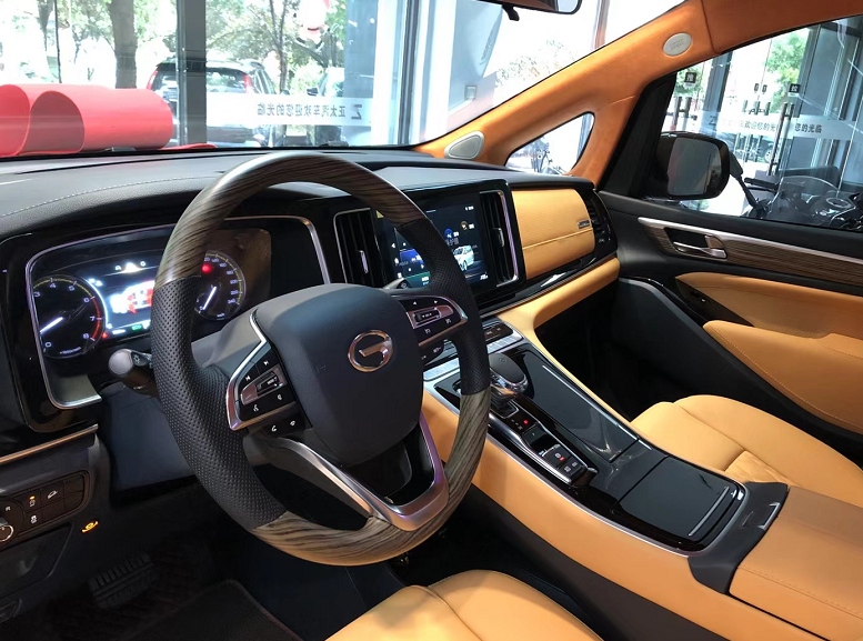 体验传祺m8:爆改内饰超奢华,车内配电视,2.0t 8at,17.98万起