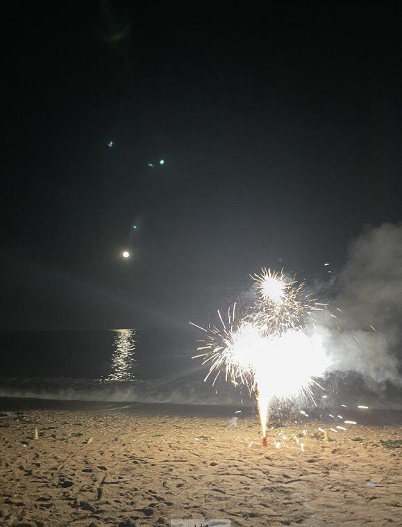 当晚8点多钟,一伙人在海边放起了烟花.
