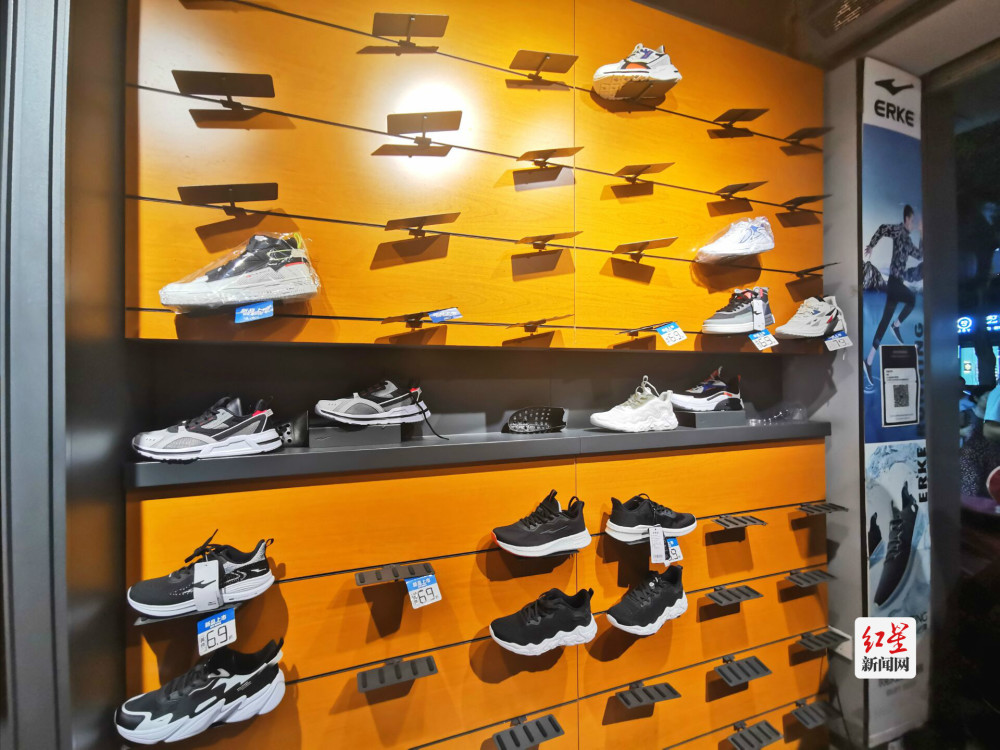 挤爆成都鸿星尔克门店销售火爆货架一扫而空