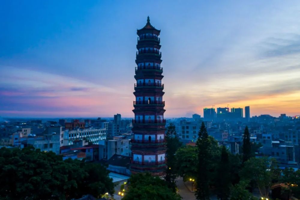 雷州三元塔:躲在小城里的美丽宝塔,真的令人震撼!_腾讯新闻