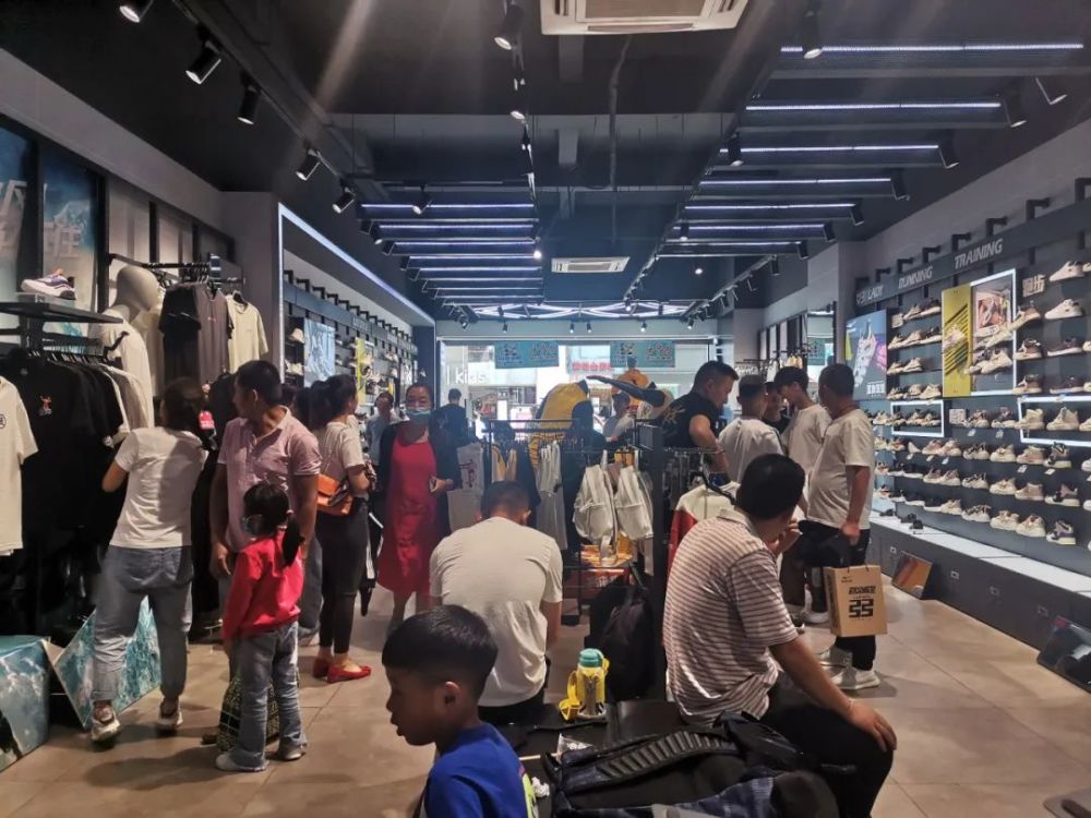 丽江人挤爆鸿星尔克门店,有人一单就买了5888元!