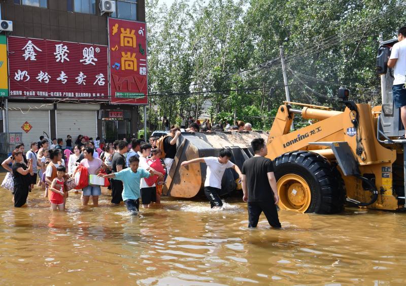 7月24日中午,记者在河南省鹤壁市浚县新镇镇看到,这里的卫河决堤缺口