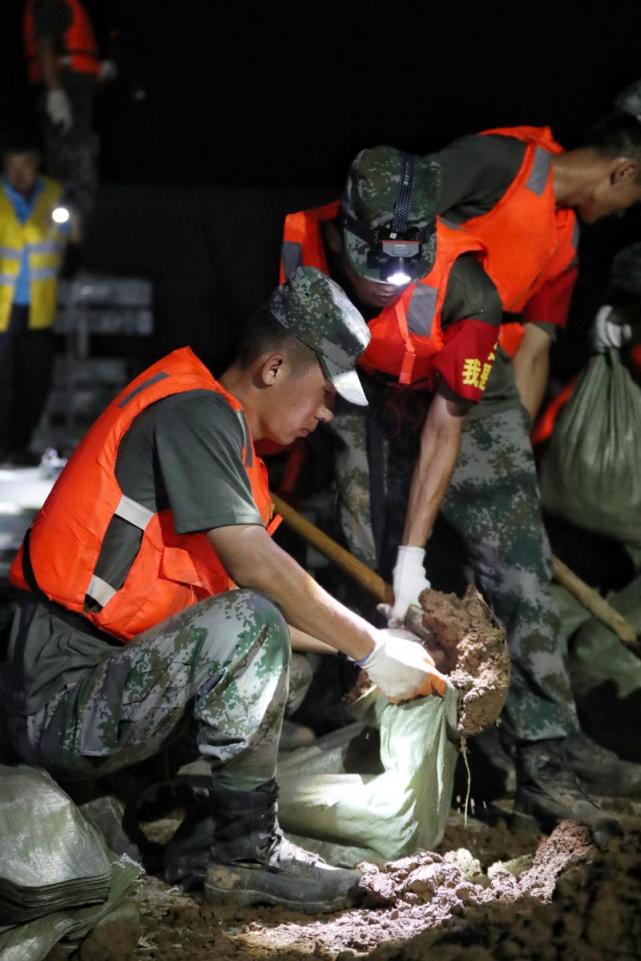 子弟兵又睡在地上河南新镇村3000百姓受困解放军连夜筑堤